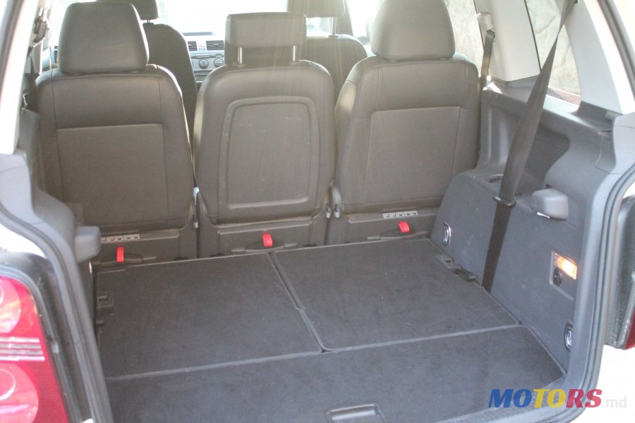 2010' Volkswagen Touran photo #3