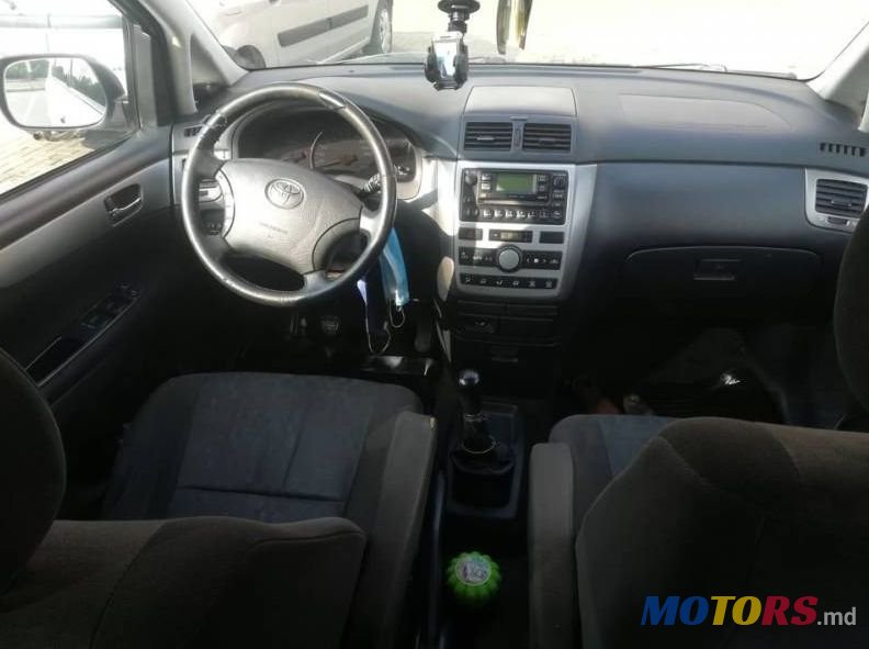 2004' Toyota Avensis photo #4