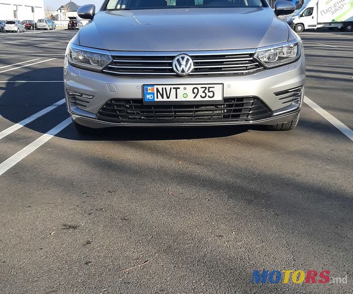 2015' Volkswagen Passat photo #2