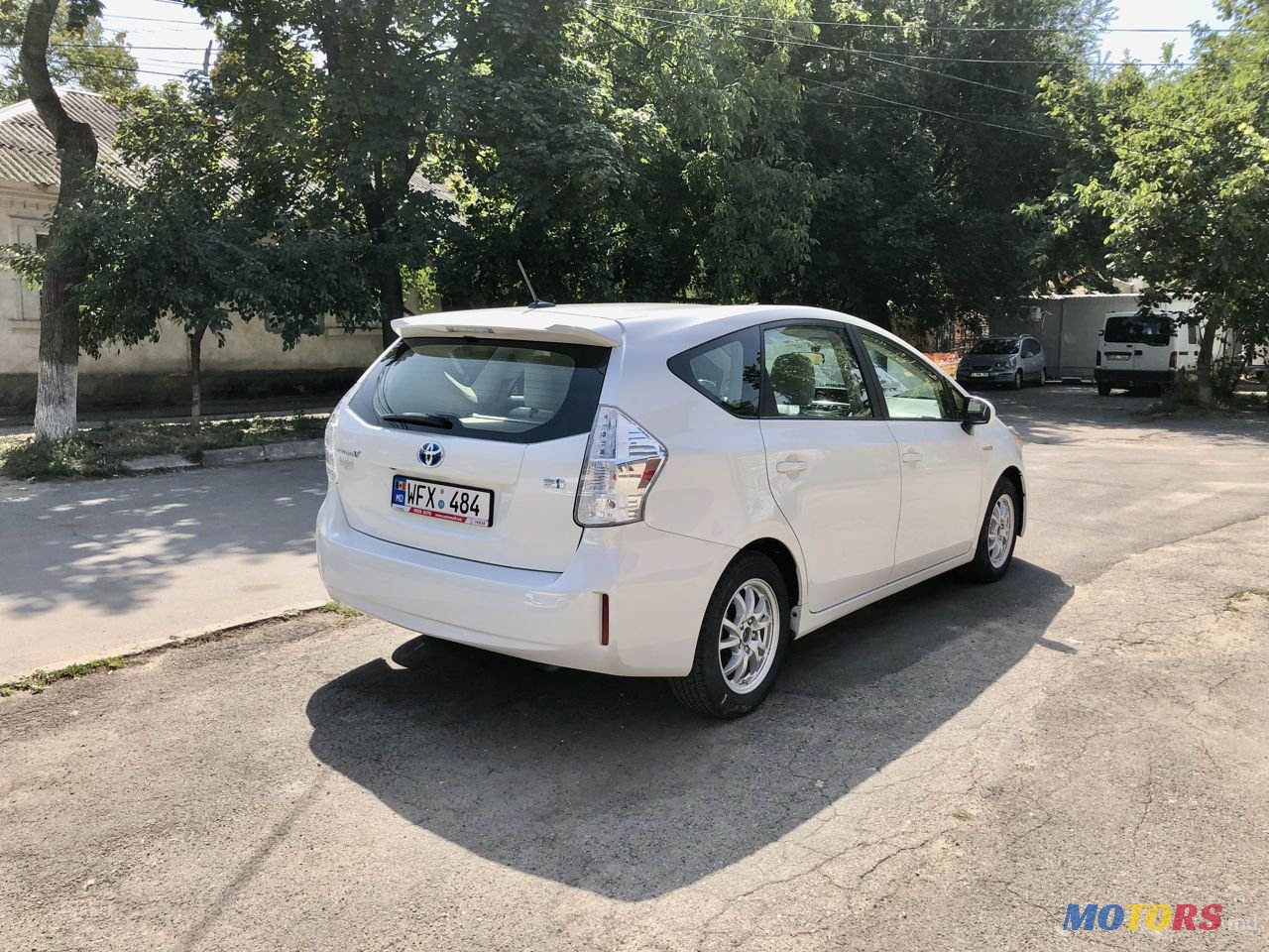 2013' Toyota Prius v photo #3