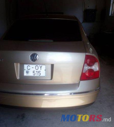 2004' Volkswagen Passat photo #2