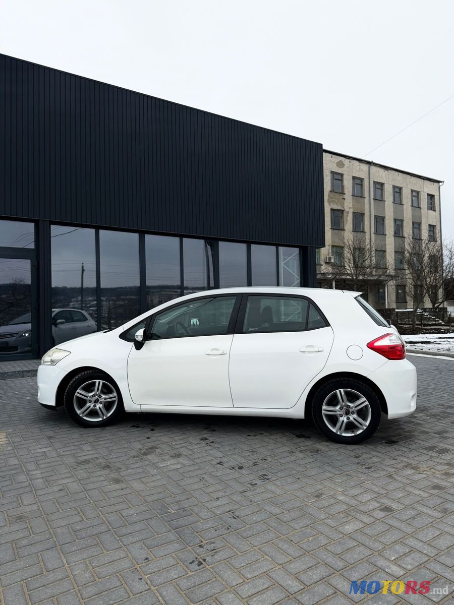 2012' Toyota Auris photo #2