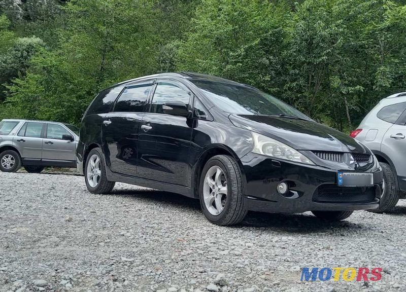 2008' Mitsubishi Grandis photo #2