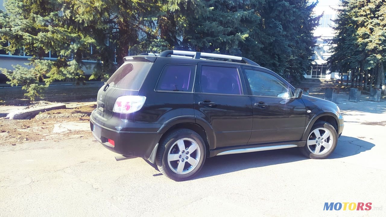 2008' Mitsubishi Outlander photo #5