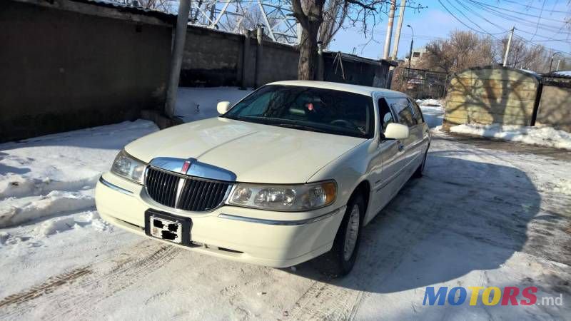 2000' Lincoln Town Car photo #4