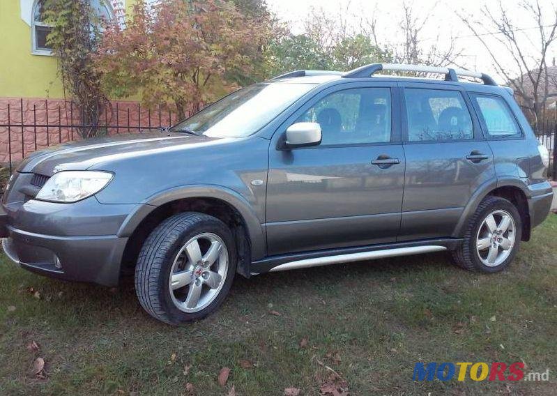 2008' Mitsubishi Outlander photo #1