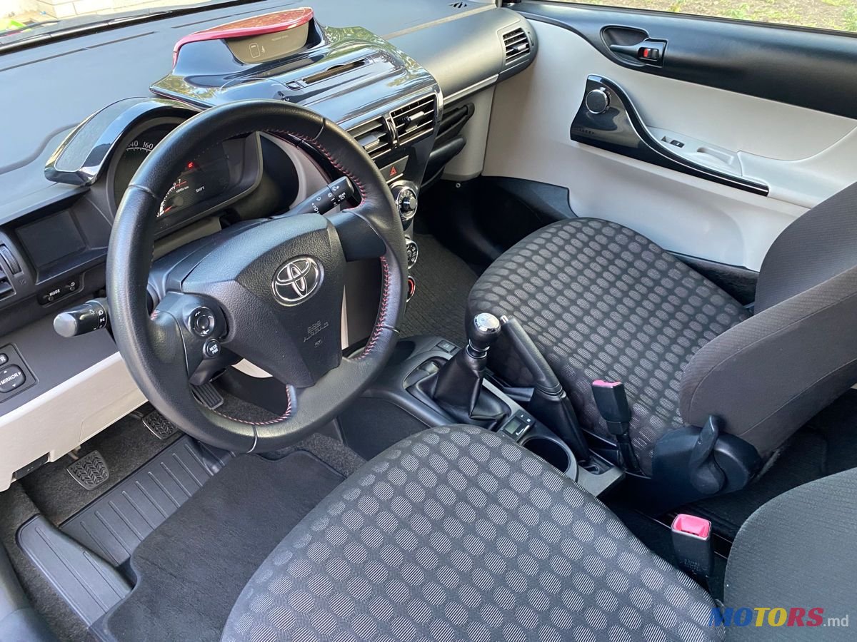 2011' Toyota Yaris photo #5