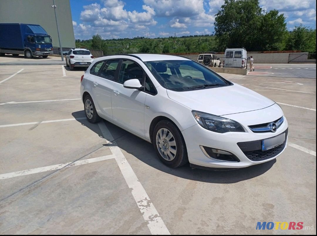 2013' Opel Astra photo #1