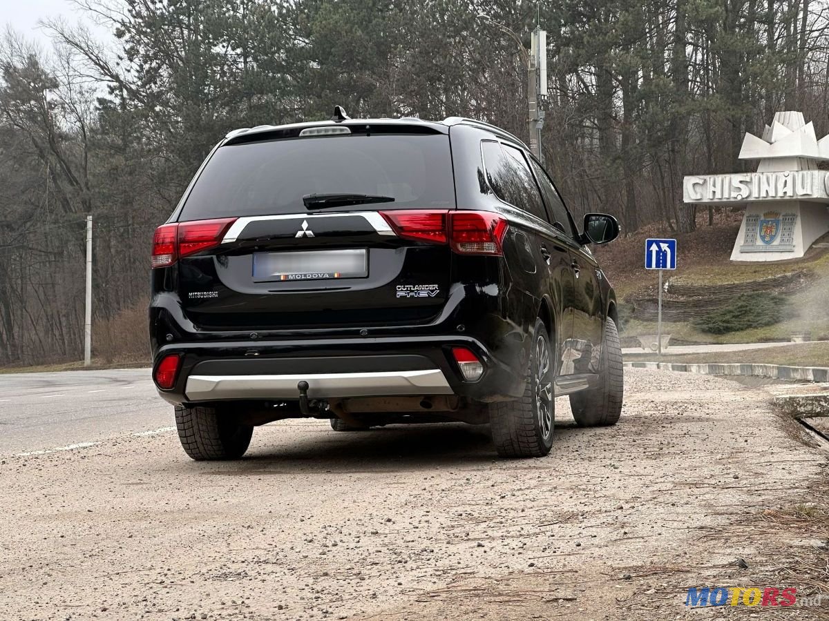 2016' Mitsubishi Outlander photo #5