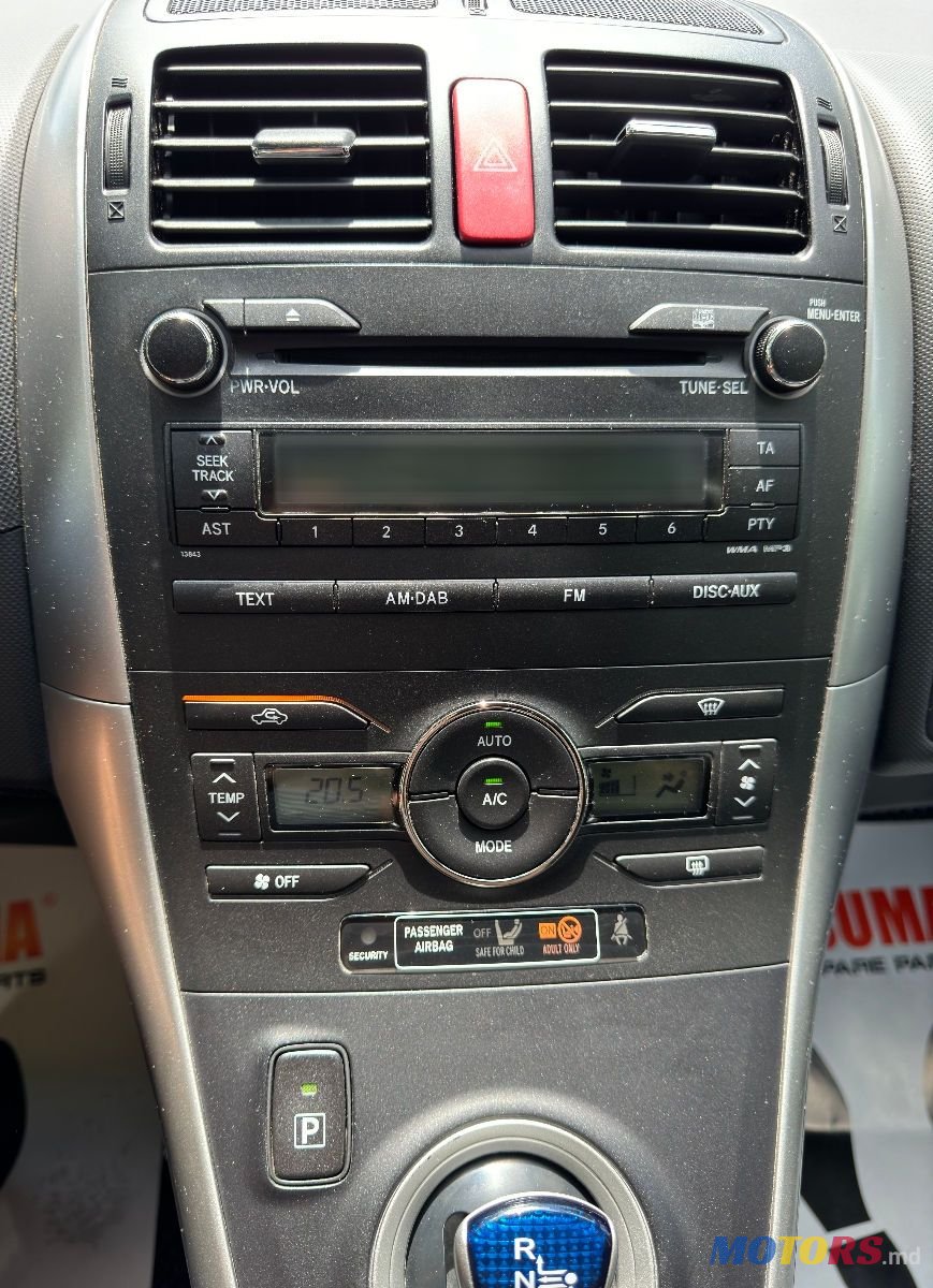 2011' Toyota Auris photo #6