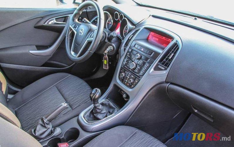 2013' Opel Astra photo #4