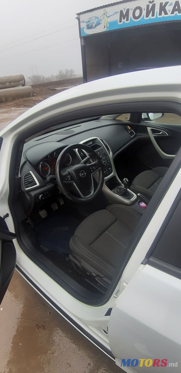 2012' Opel Astra photo #5