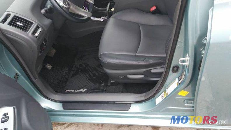2013' Toyota Prius v photo #3