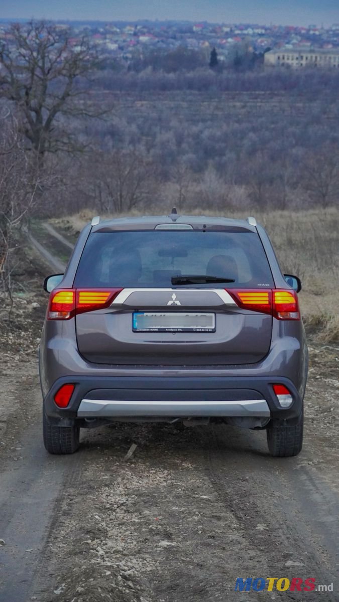 2017' Mitsubishi Outlander photo #2