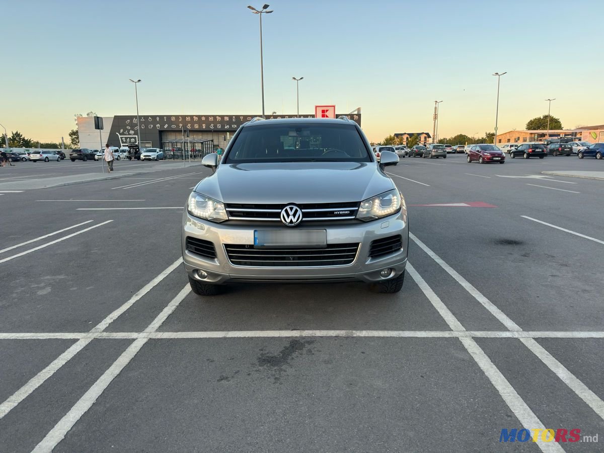 2011' Volkswagen Touareg photo #3