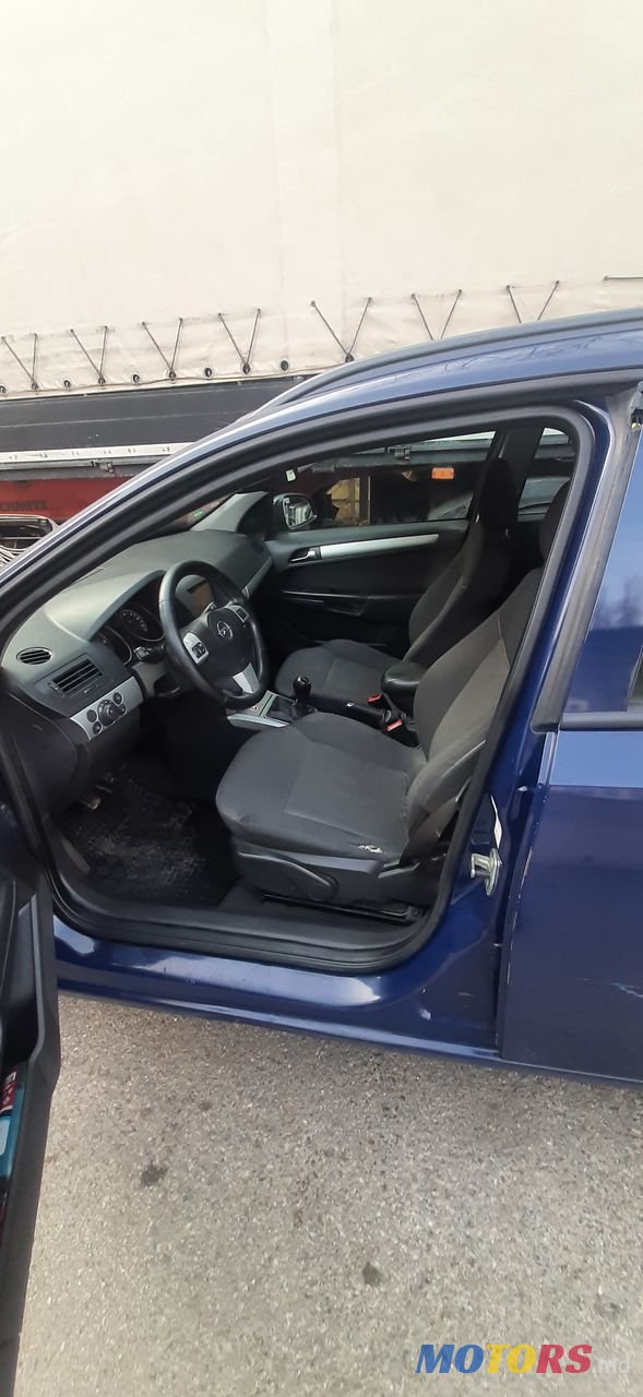 2010' Opel Astra photo #5