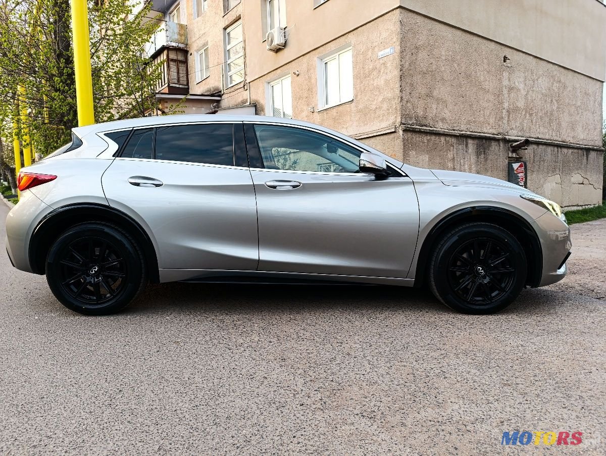 2017' Infiniti Q30 photo #6