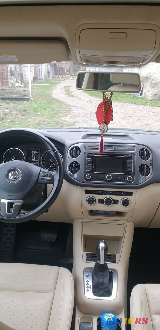 2012' Volkswagen Tiguan photo #5