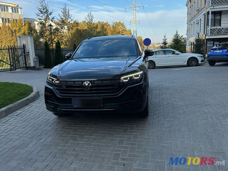 2022' Volkswagen Touareg photo #2