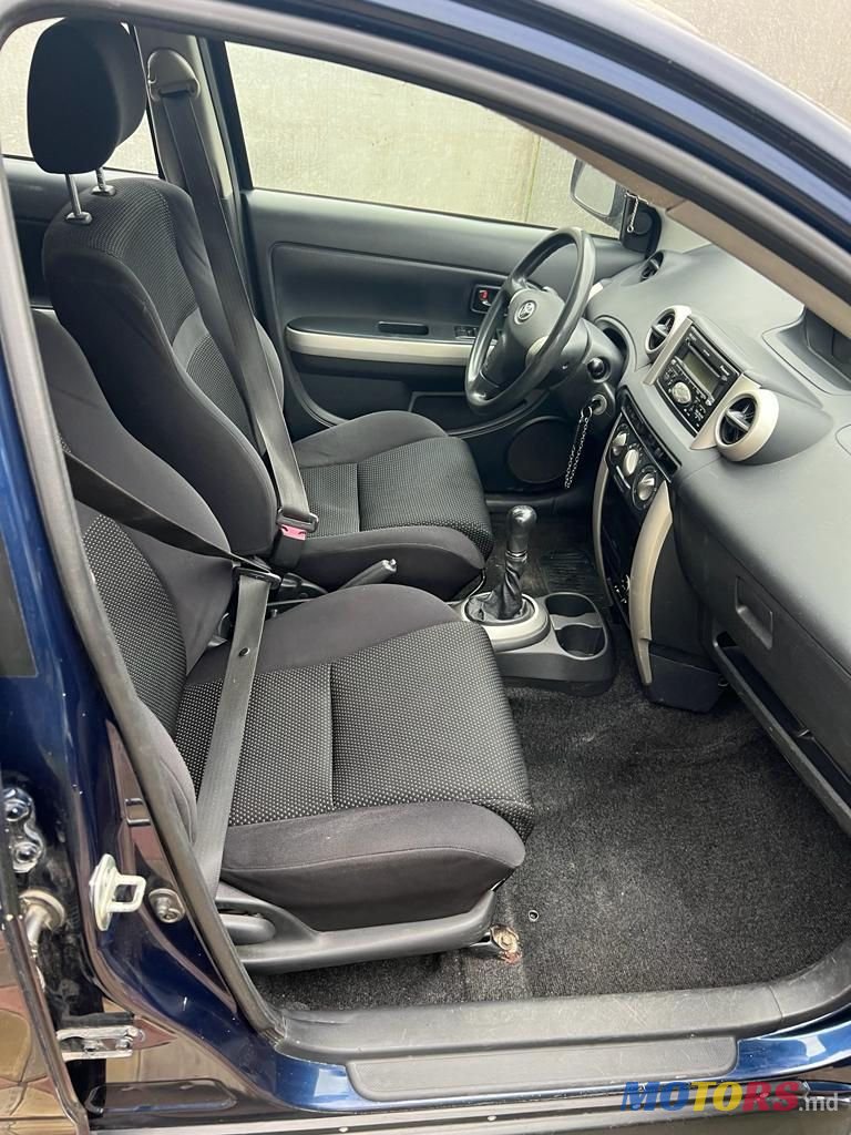 2004' Toyota photo #4