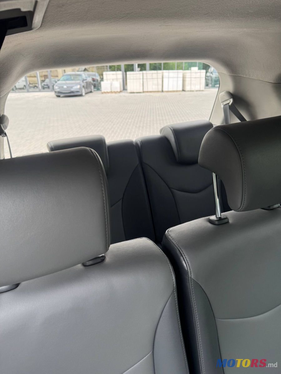 2015' Toyota Prius + photo #5
