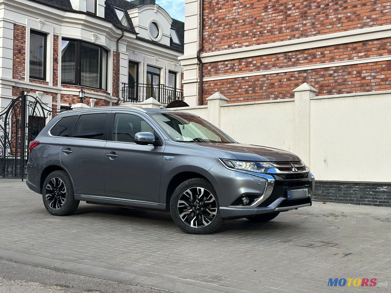 2016' Mitsubishi Outlander photo #2