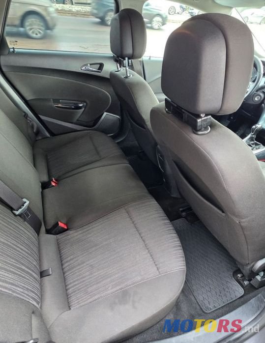 2012' Opel Astra photo #6