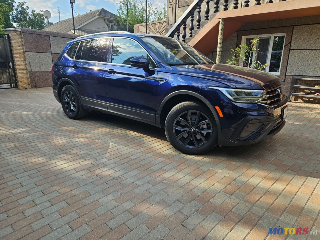 2022' Volkswagen Tiguan photo #2