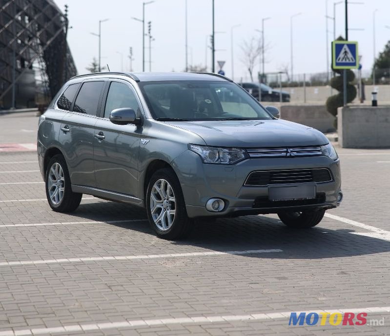 2013' Mitsubishi Outlander photo #2
