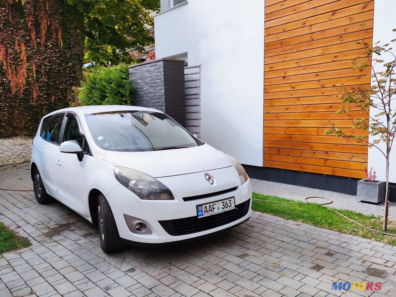 2011' Renault Grand Scenic photo #2