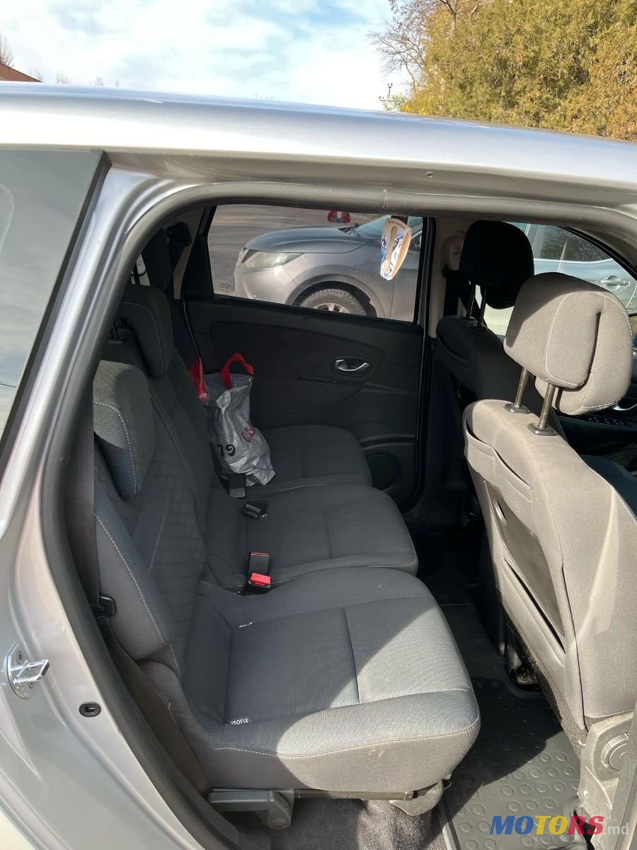 2010' Renault Grand Scenic photo #2