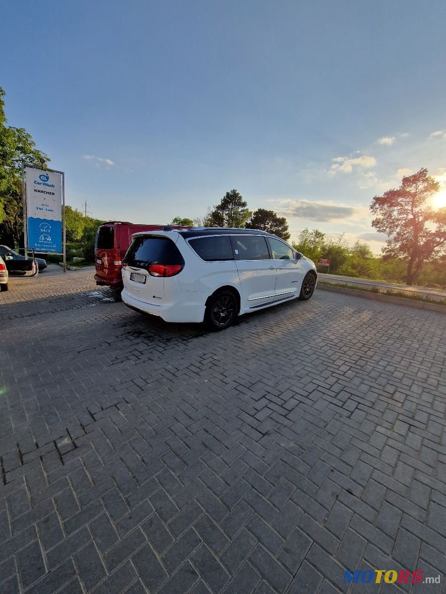 2018' Chrysler Pacifica photo #3