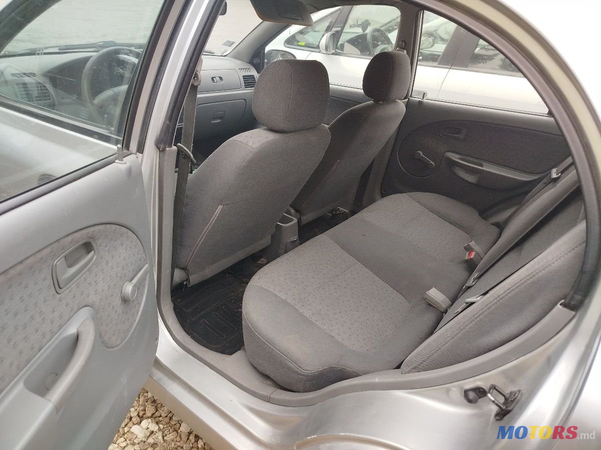 2004' Kia Rio photo #4