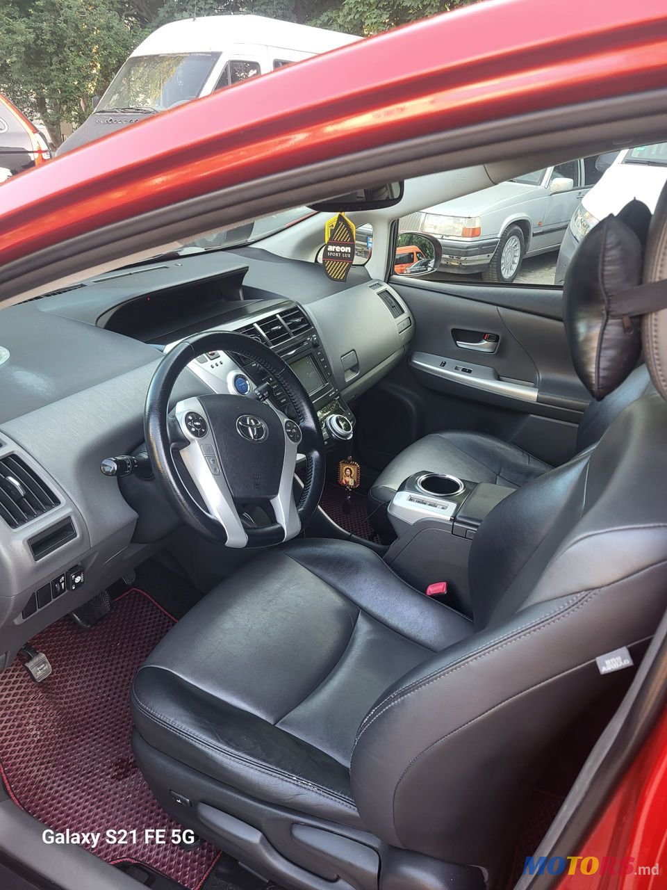 2012' Toyota Prius v photo #6