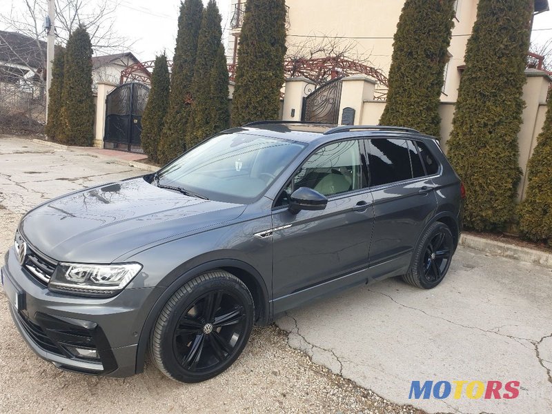 2020' Volkswagen Tiguan photo #2