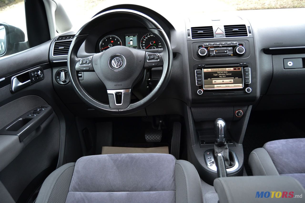 2012' Volkswagen Touran photo #6