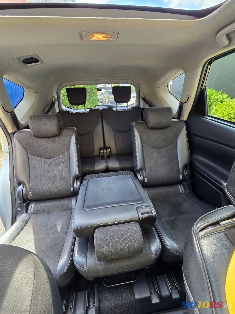 2015' Toyota Prius + photo #6