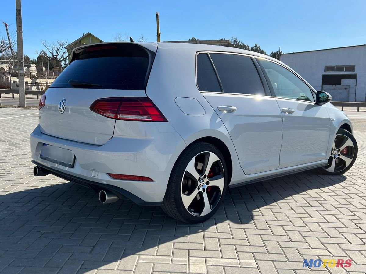 2019' Volkswagen Golf photo #4