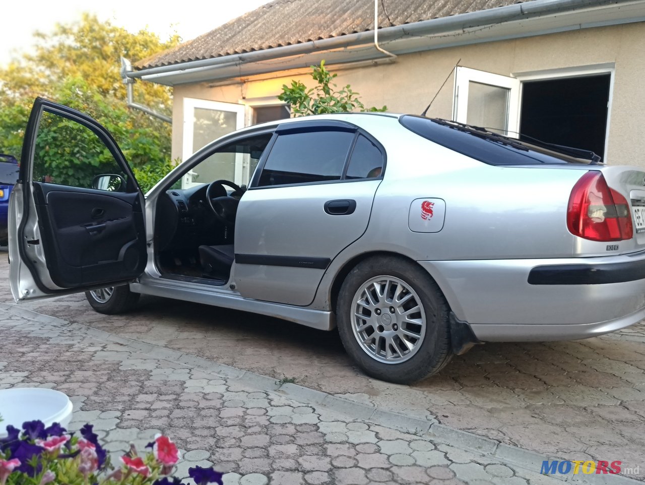 2003' Mitsubishi Carisma photo #1