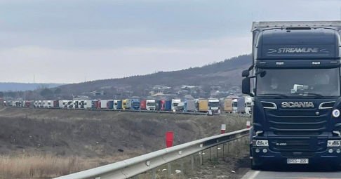 На границе с Румынией вновь образовались километровые очереди из грузовиков