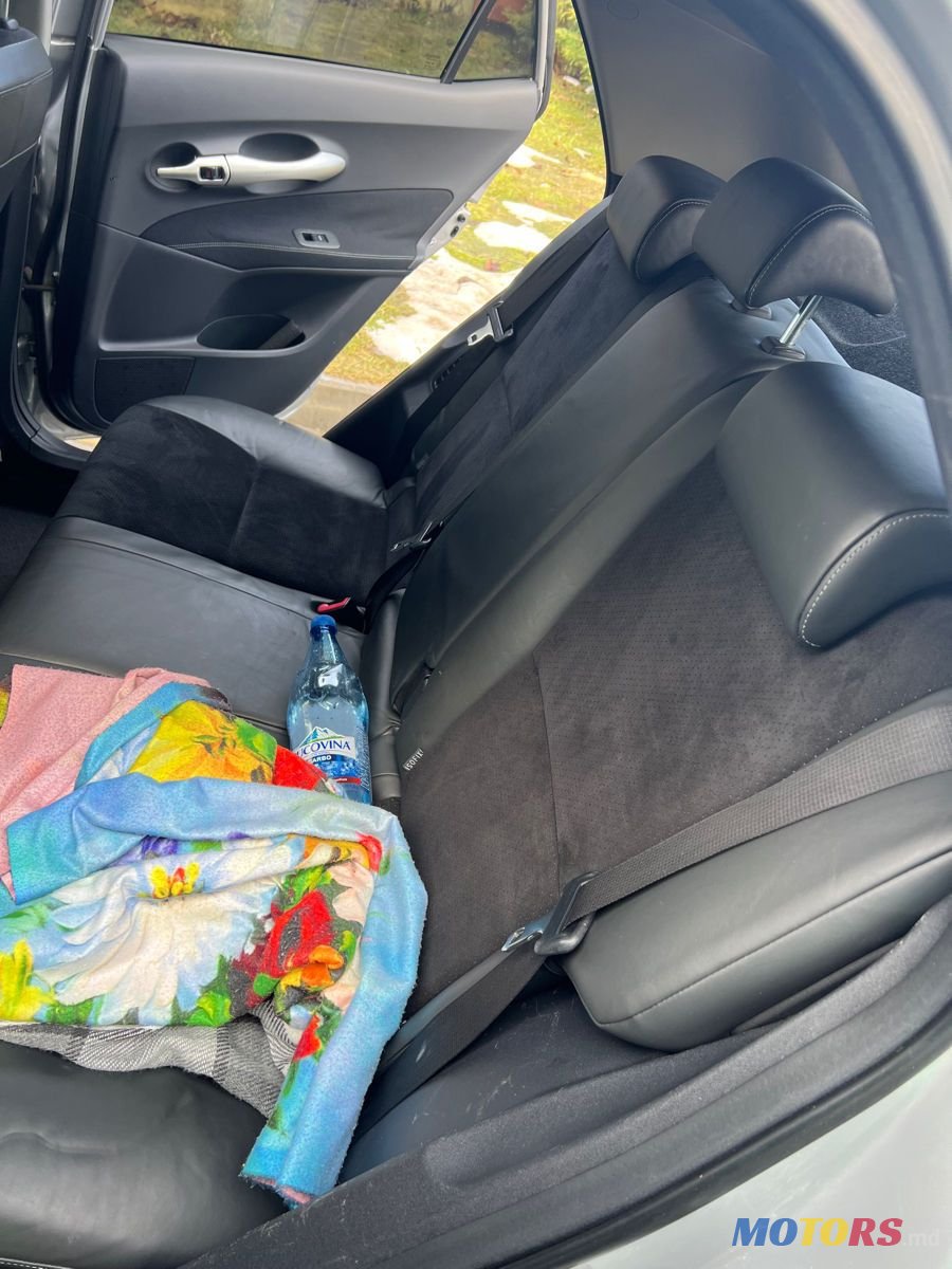 2011' Toyota Auris photo #5