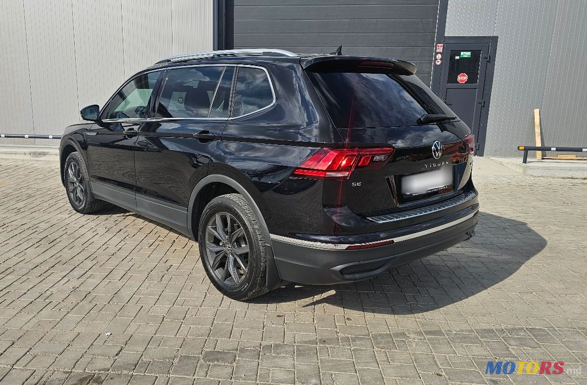 2022' Volkswagen Tiguan photo #4