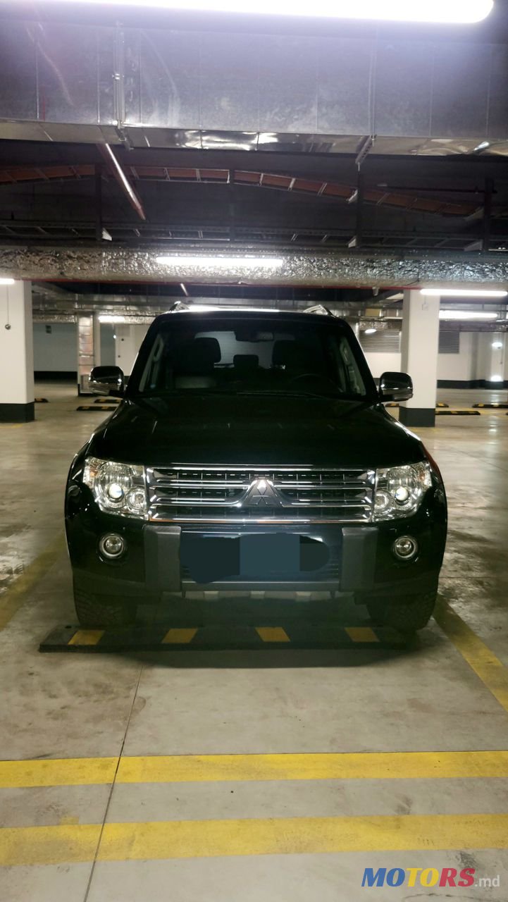 2009' Mitsubishi Pajero photo #4