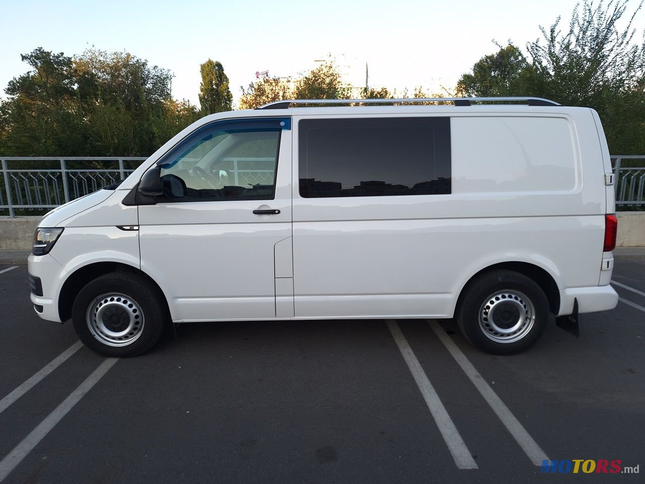 2016' Volkswagen Transporter photo #2