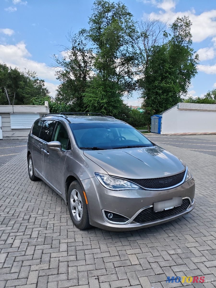 2018' Chrysler Pacifica photo #1