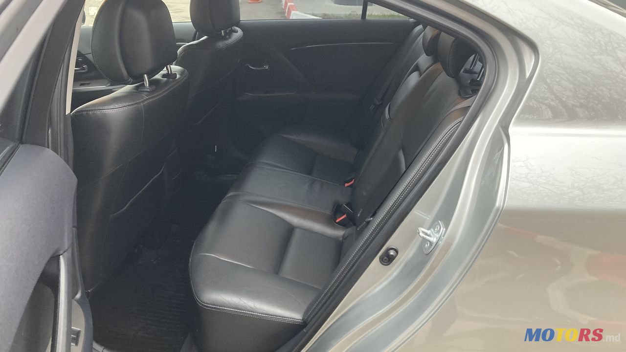 2011' Toyota Avensis photo #6