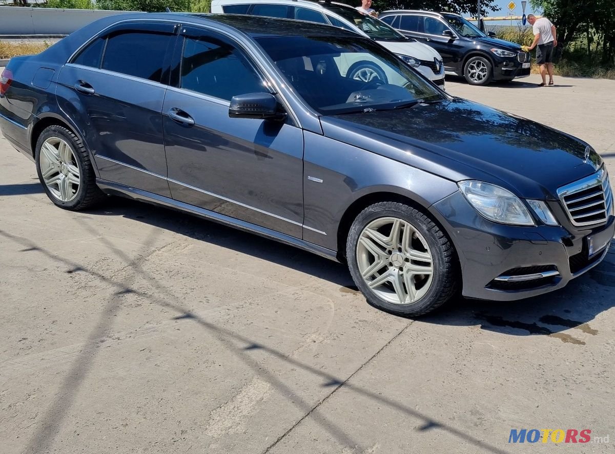 2011' Mercedes-Benz E-Class photo #3