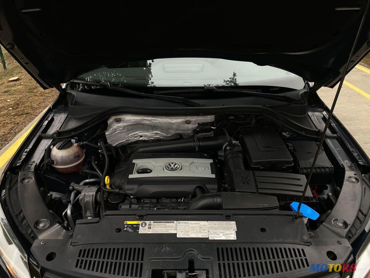 2015' Volkswagen Tiguan photo #3