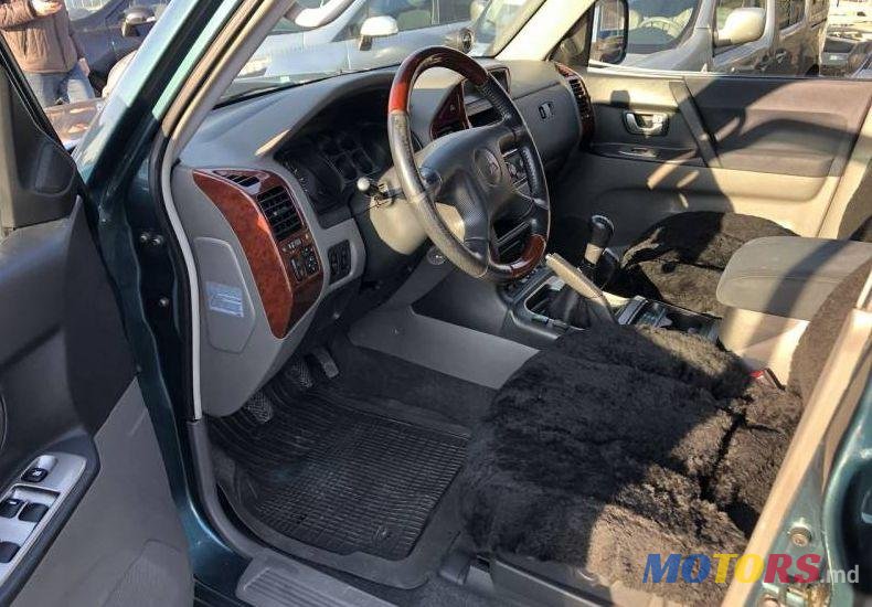 2004' Mitsubishi Pajero photo #2