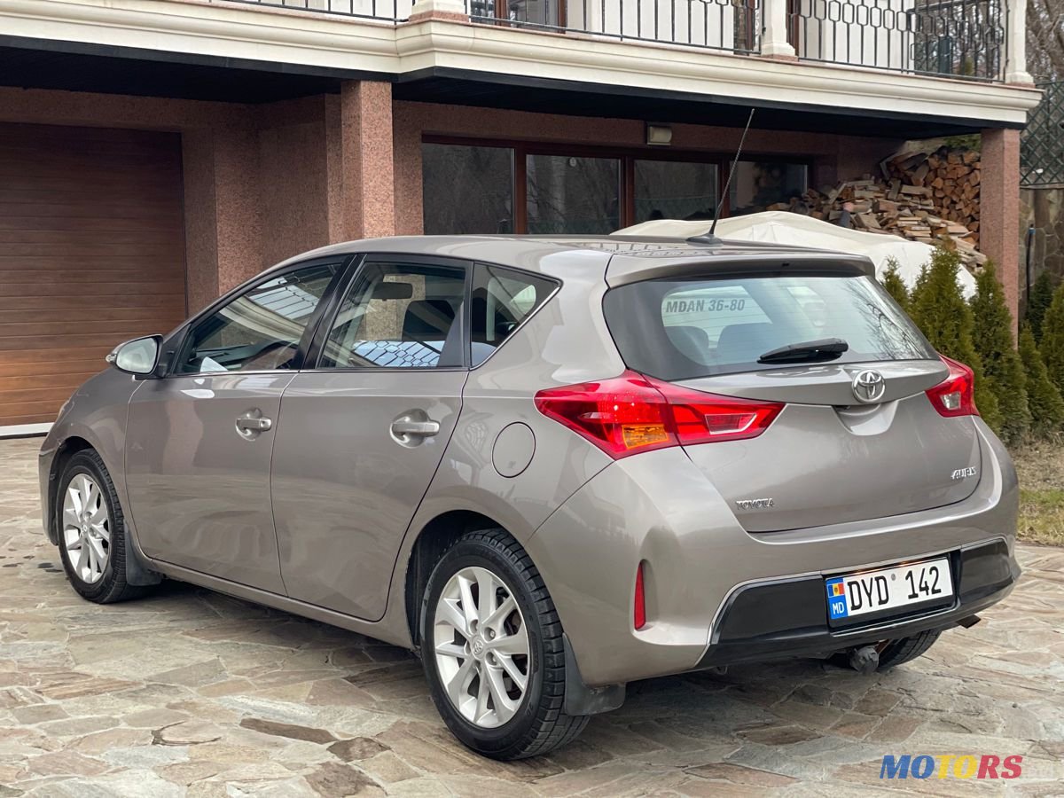 2012' Toyota Auris photo #2